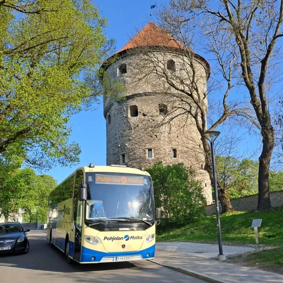 Pohjolan Matkan bussi Tallinnassa